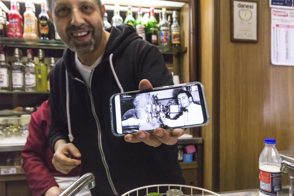 Salvatore mostra foto antica dal cellulare