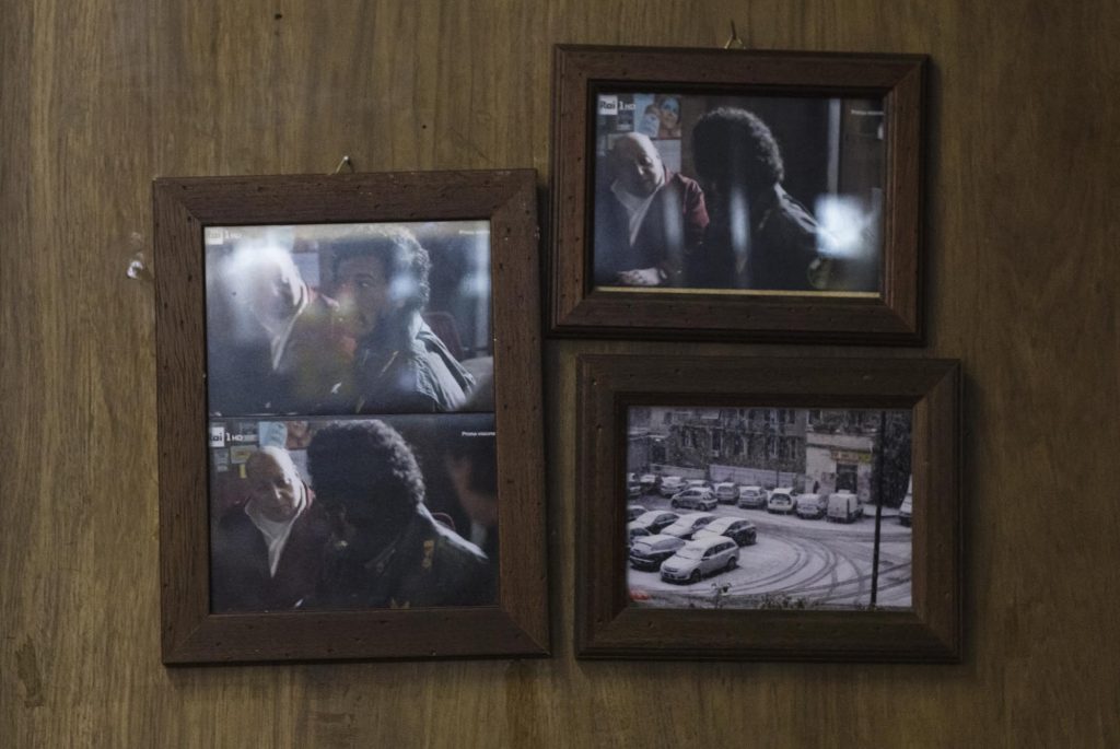 Foto di set cinematografici esposte dentro al bar Orazio